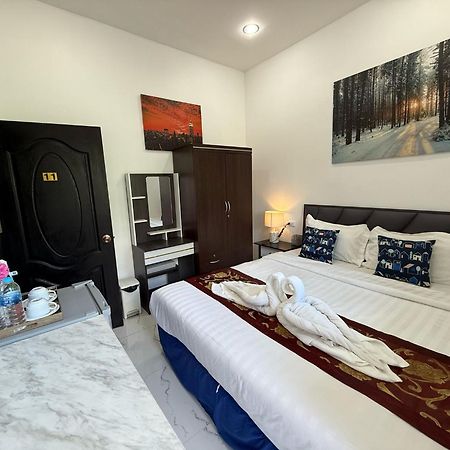 Heaven House Restro & Bar Hotel Patong Bagian luar foto