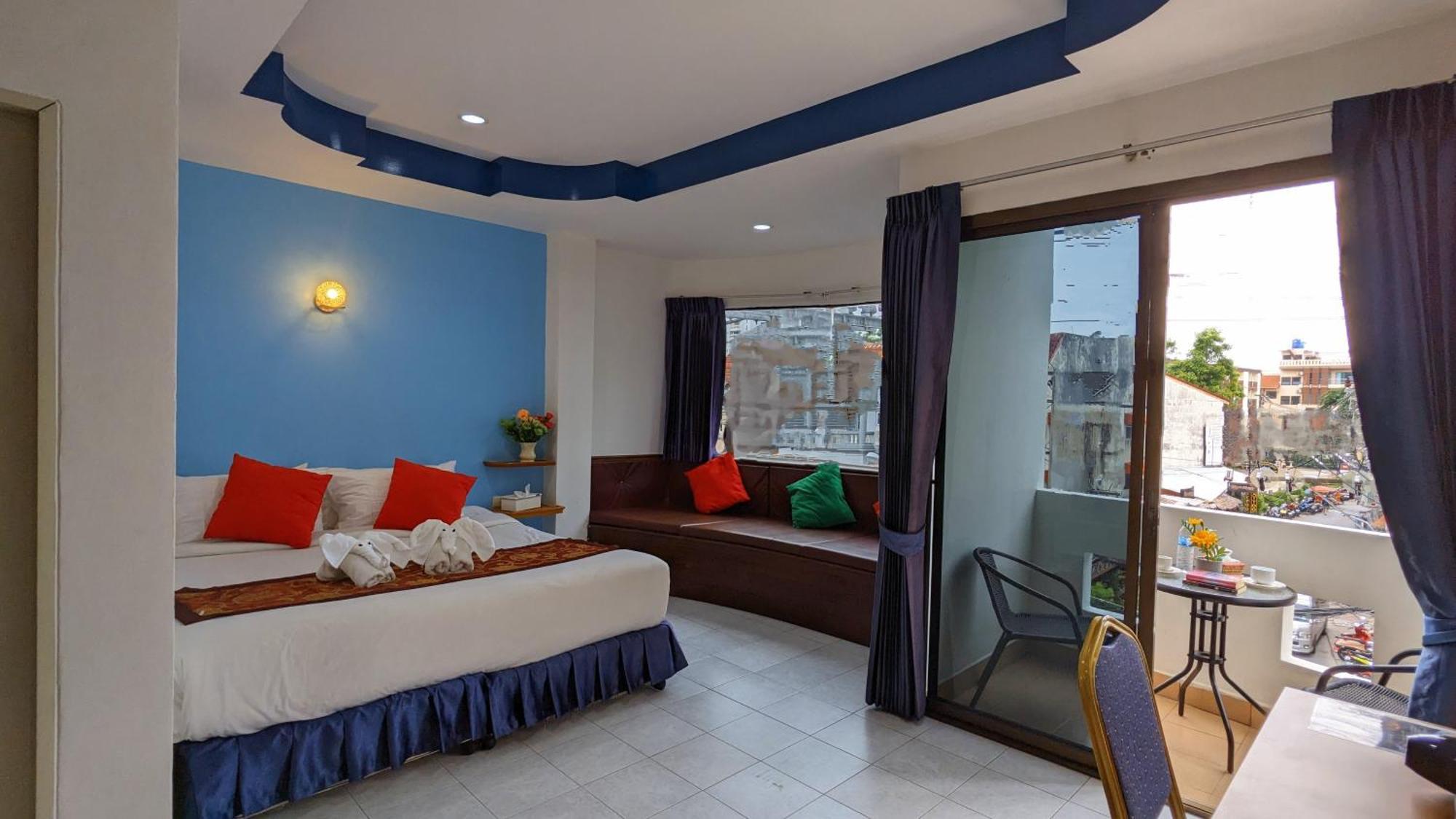 Heaven House Restro & Bar Hotel Patong Bagian luar foto