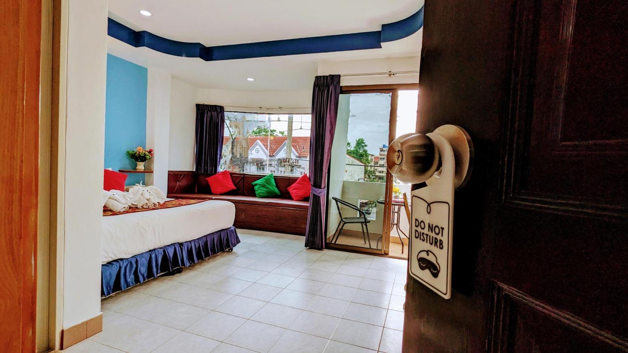 Heaven House Restro & Bar Hotel Patong Bagian luar foto