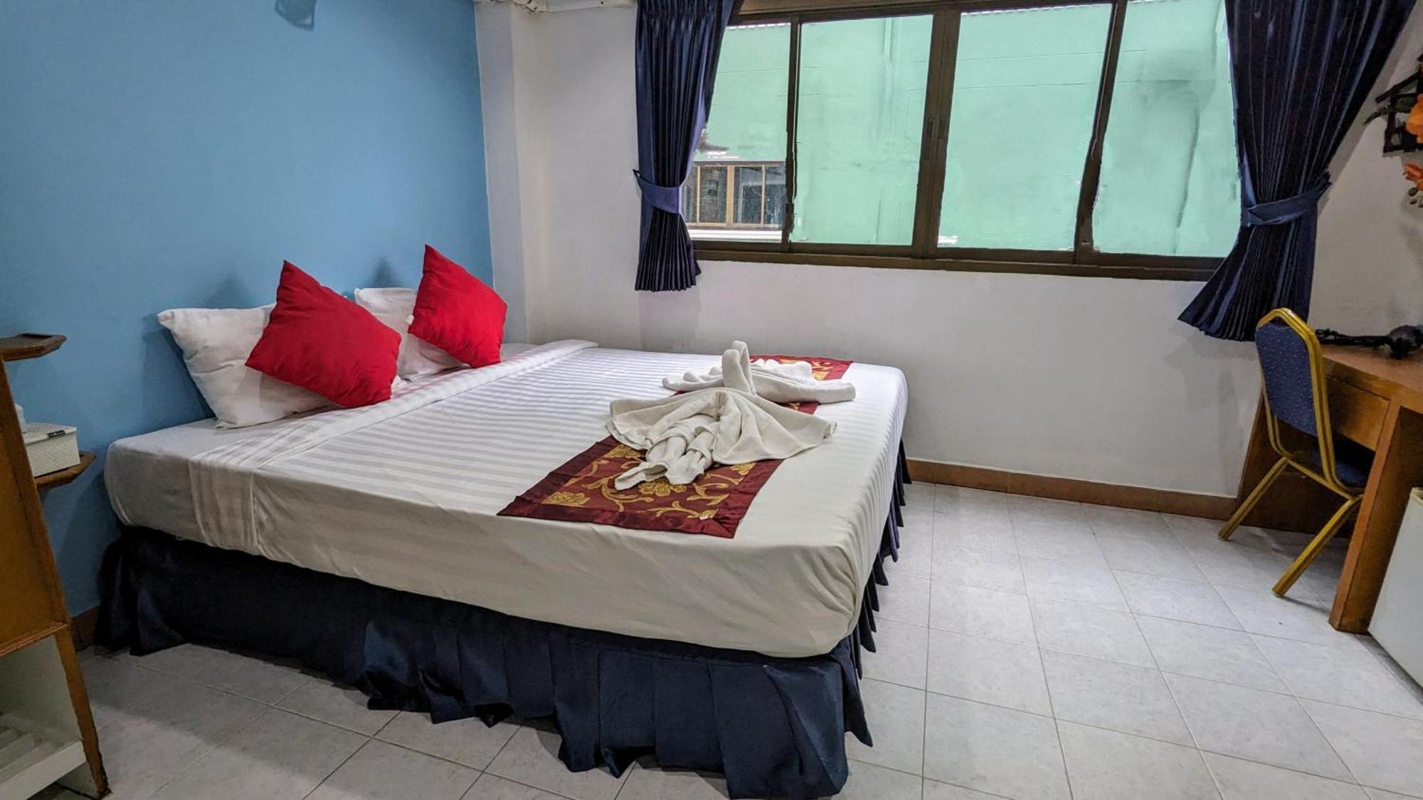 Heaven House Restro & Bar Hotel Patong Bagian luar foto
