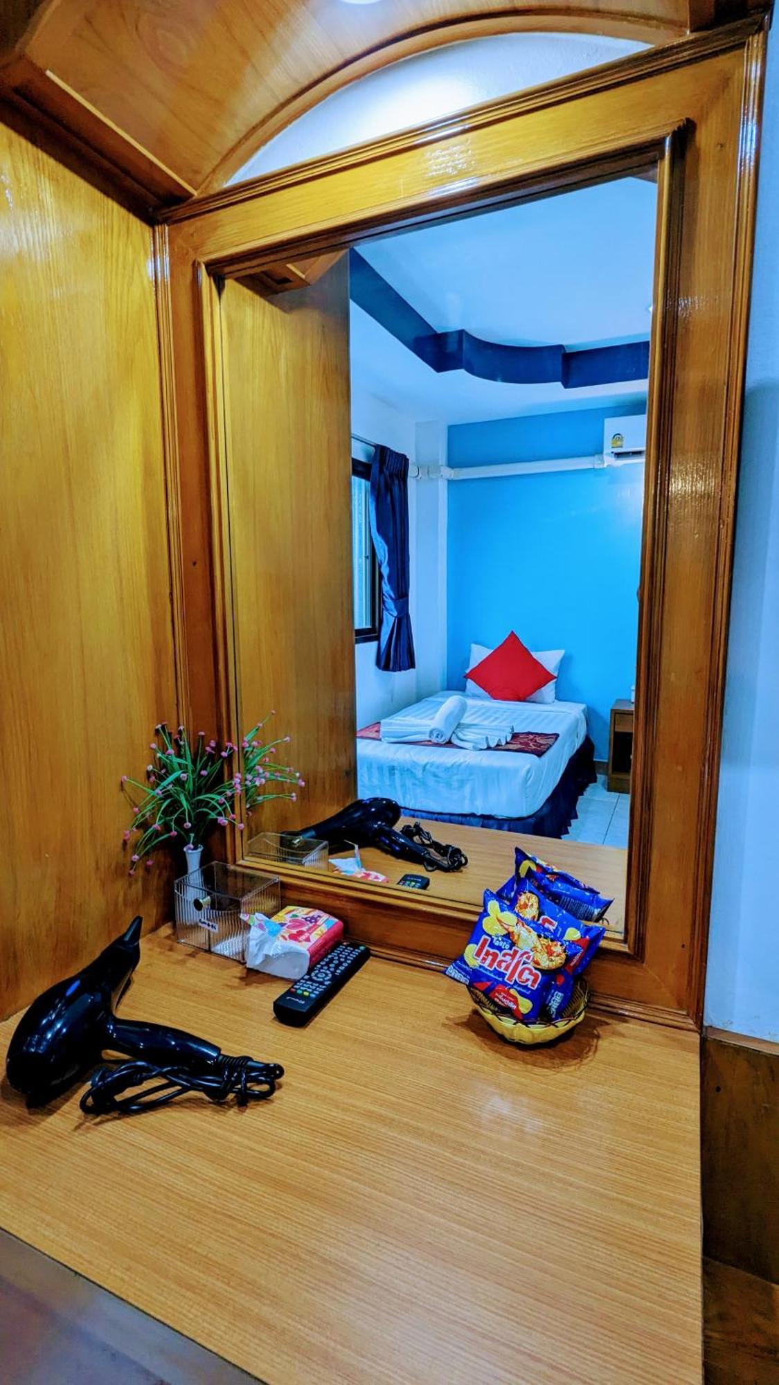 Heaven House Restro & Bar Hotel Patong Bagian luar foto
