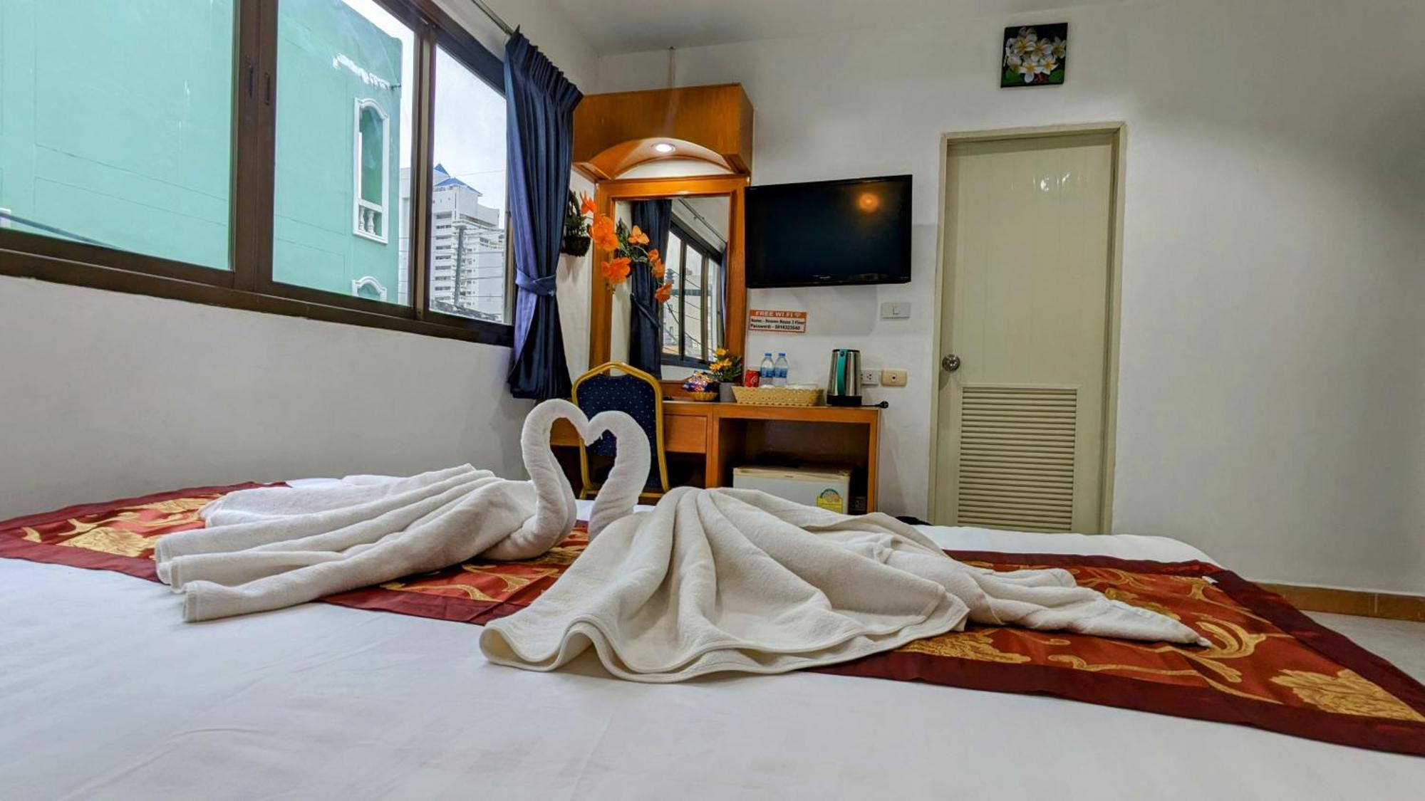 Heaven House Restro & Bar Hotel Patong Bagian luar foto