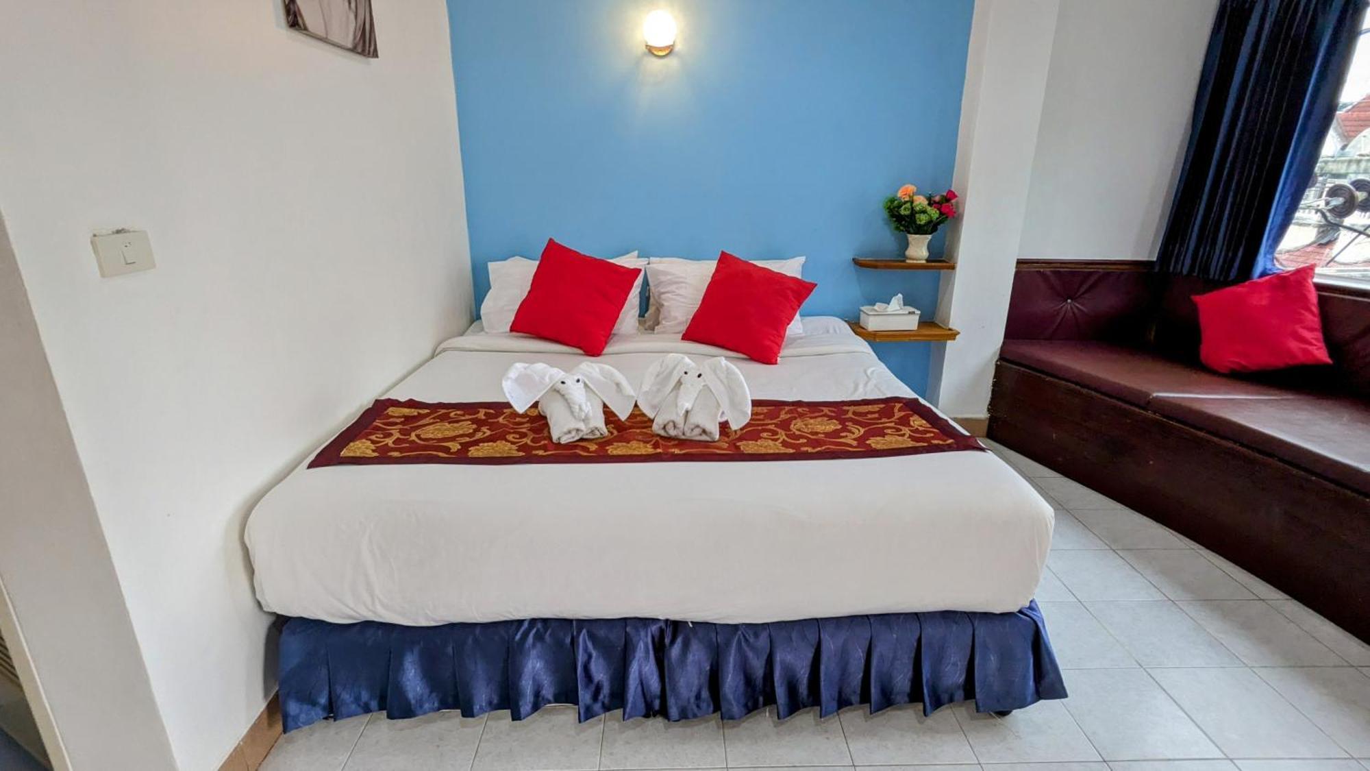 Heaven House Restro & Bar Hotel Patong Bagian luar foto