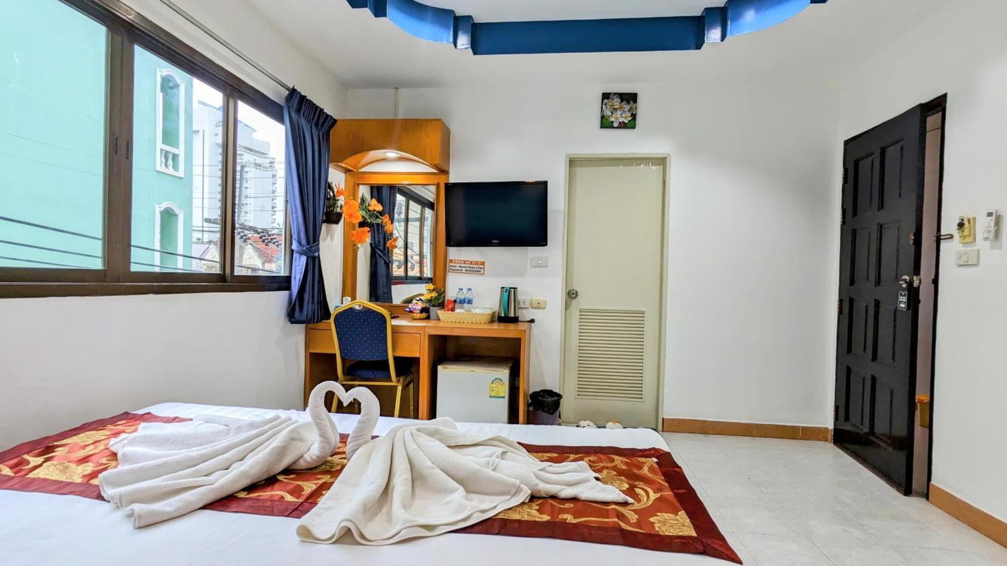 Heaven House Restro & Bar Hotel Patong Bagian luar foto