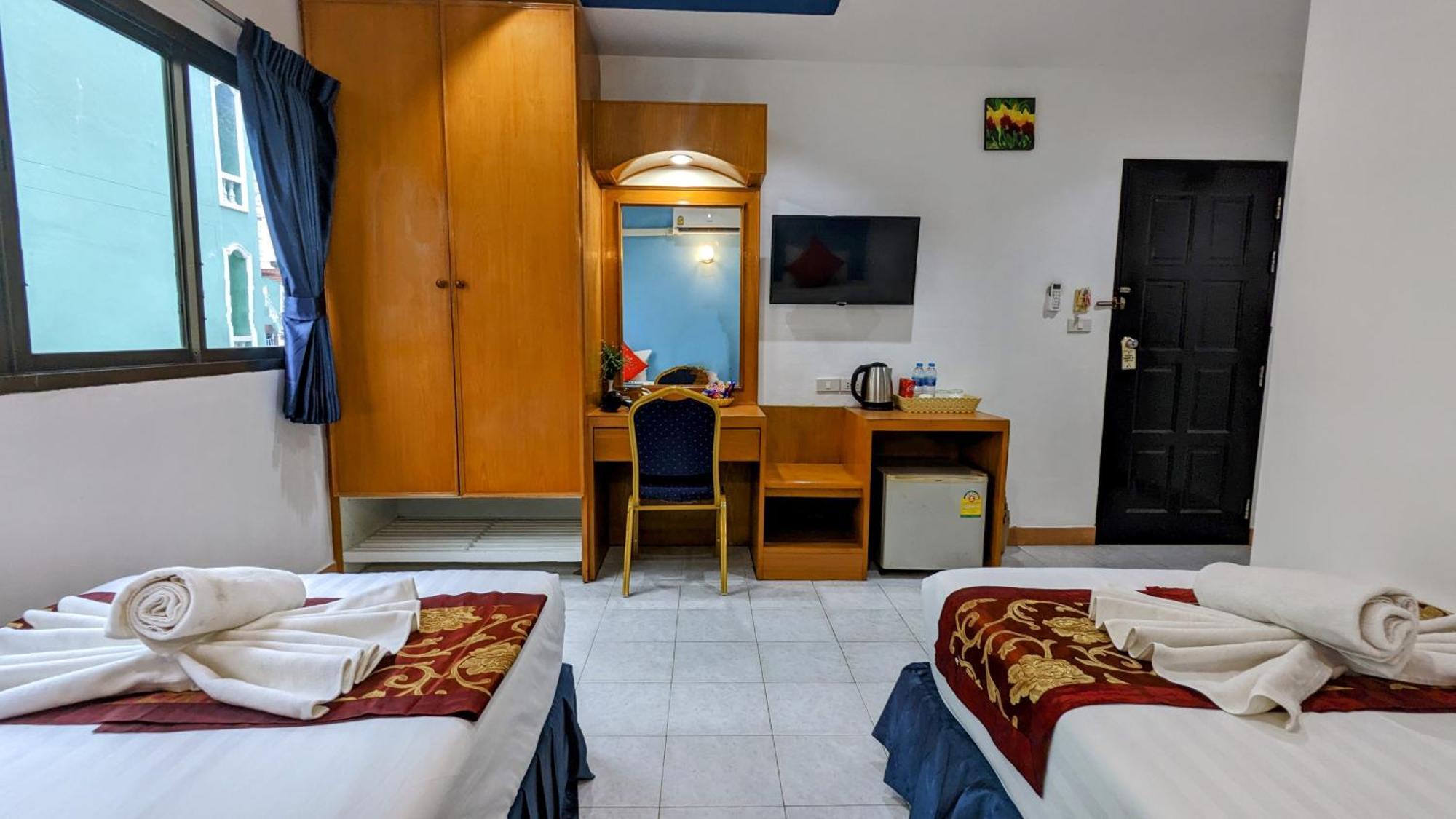 Heaven House Restro & Bar Hotel Patong Bagian luar foto