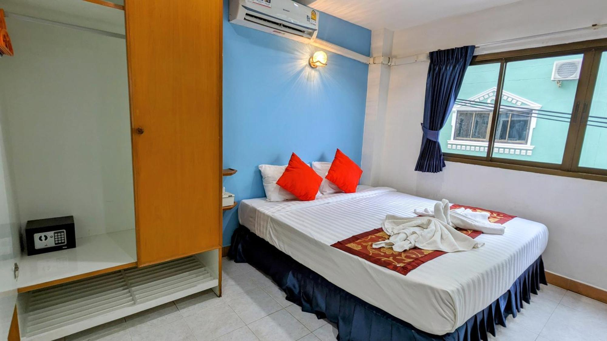 Heaven House Restro & Bar Hotel Patong Bagian luar foto