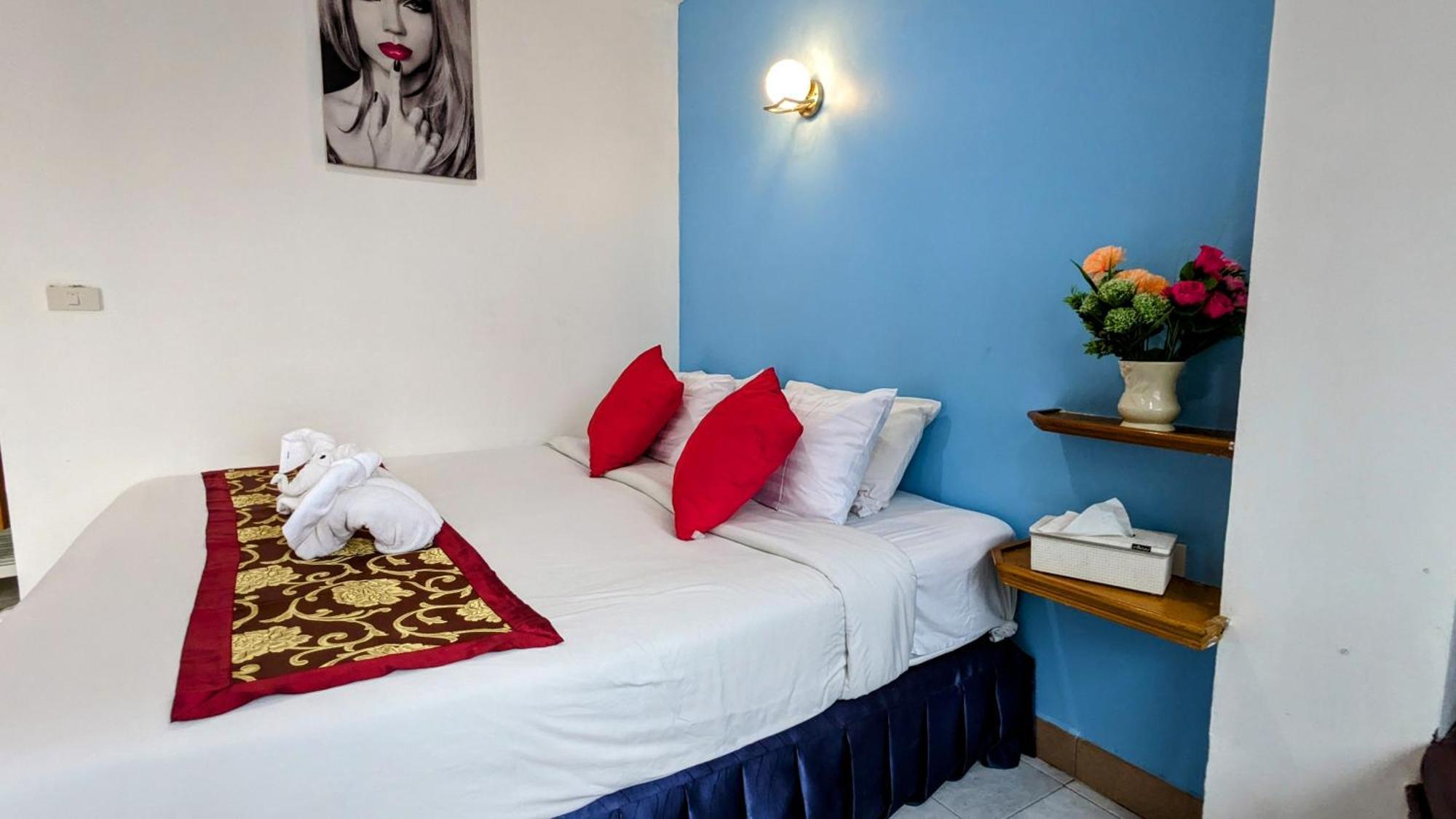 Heaven House Restro & Bar Hotel Patong Bagian luar foto