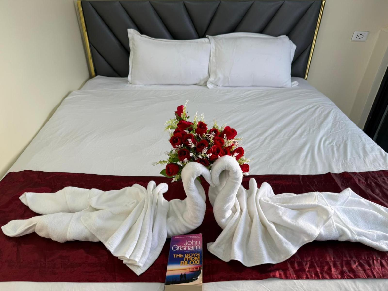 Heaven House Restro & Bar Hotel Patong Bagian luar foto