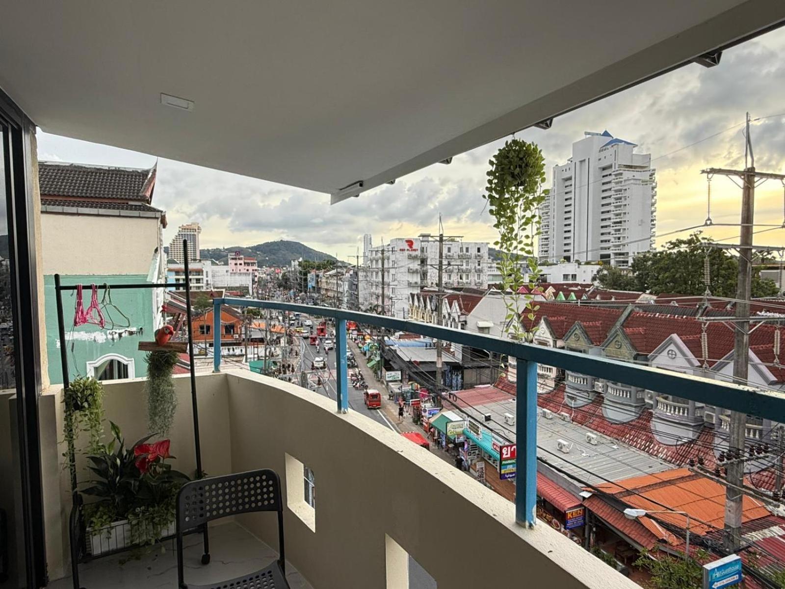 Heaven House Restro & Bar Hotel Patong Bagian luar foto