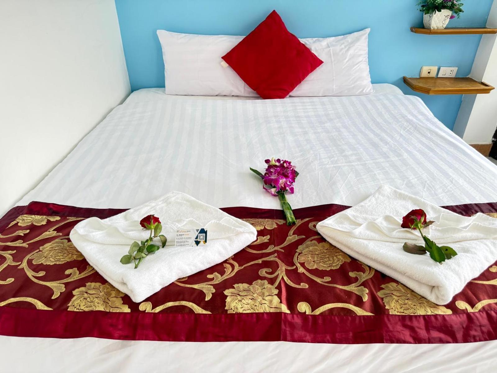 Heaven House Restro & Bar Hotel Patong Bagian luar foto