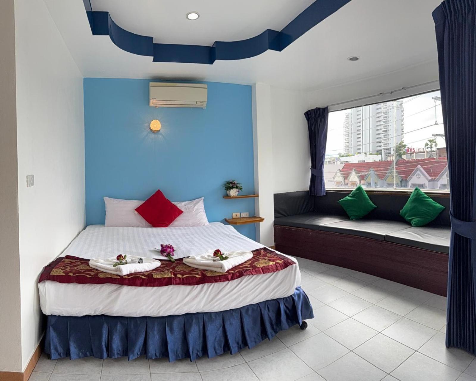 Heaven House Restro & Bar Hotel Patong Bagian luar foto