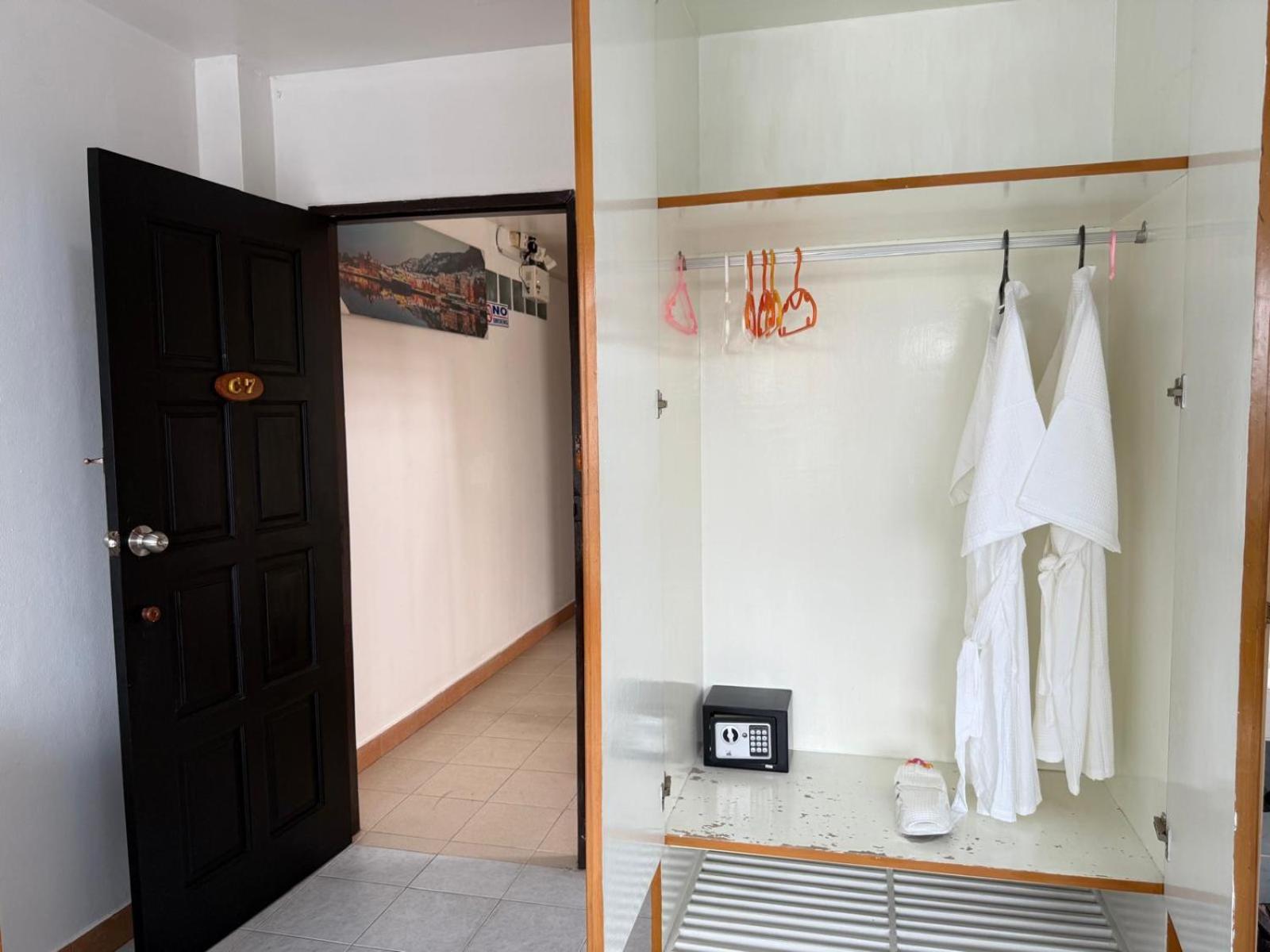 Heaven House Restro & Bar Hotel Patong Bagian luar foto