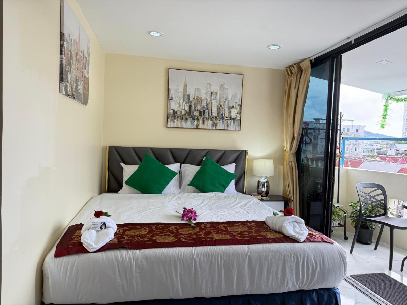 Heaven House Restro & Bar Hotel Patong Bagian luar foto