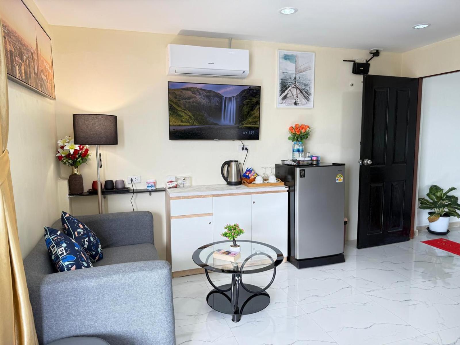 Heaven House Restro & Bar Hotel Patong Bagian luar foto