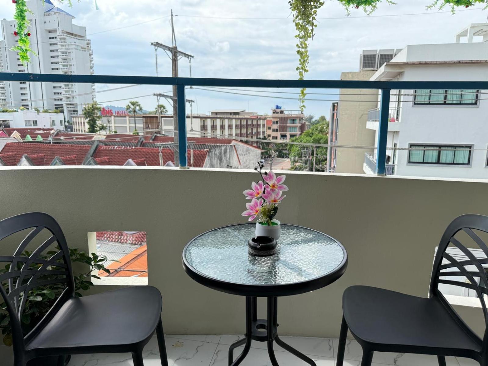 Heaven House Restro & Bar Hotel Patong Bagian luar foto