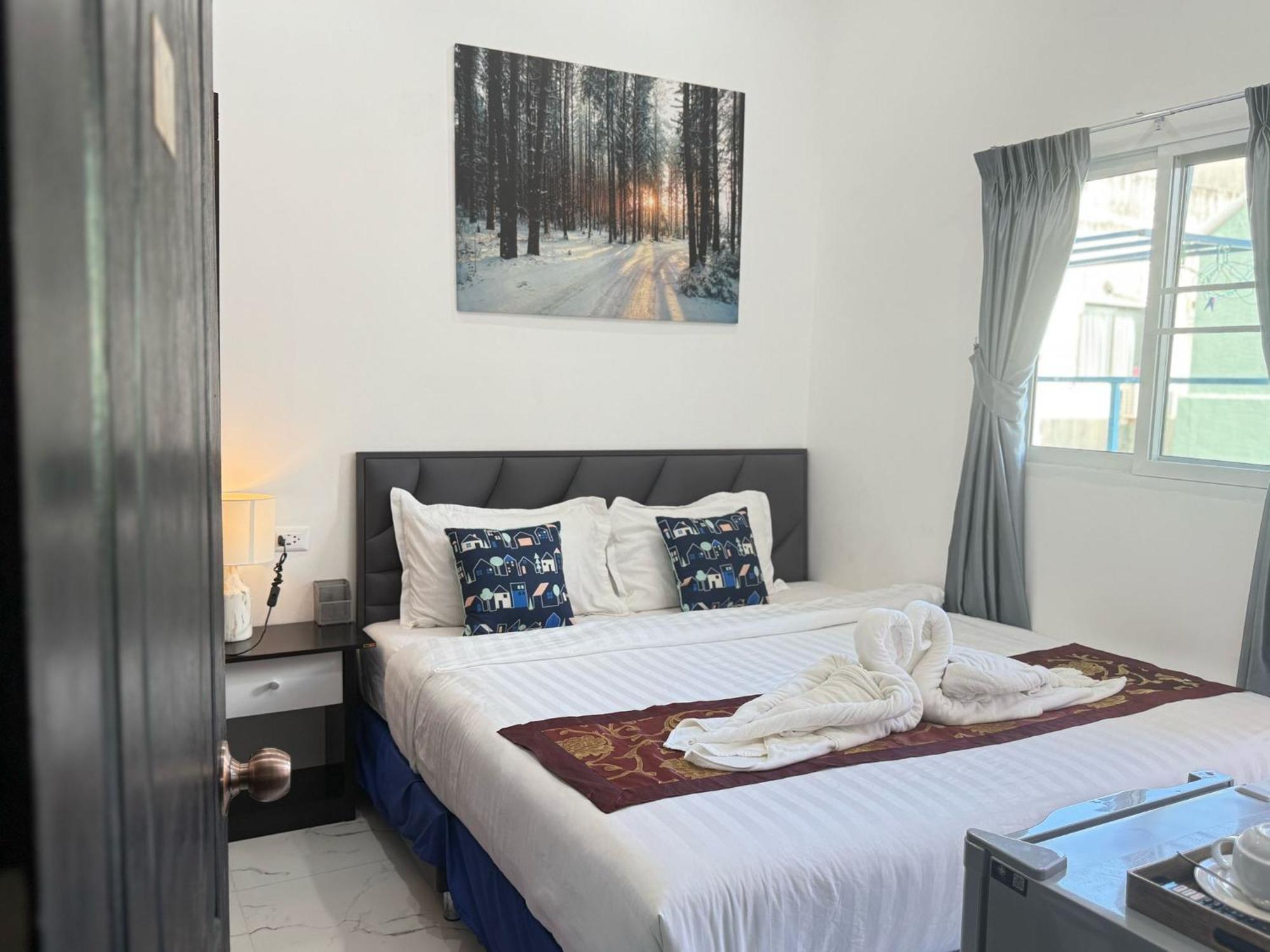 Heaven House Restro & Bar Hotel Patong Bagian luar foto