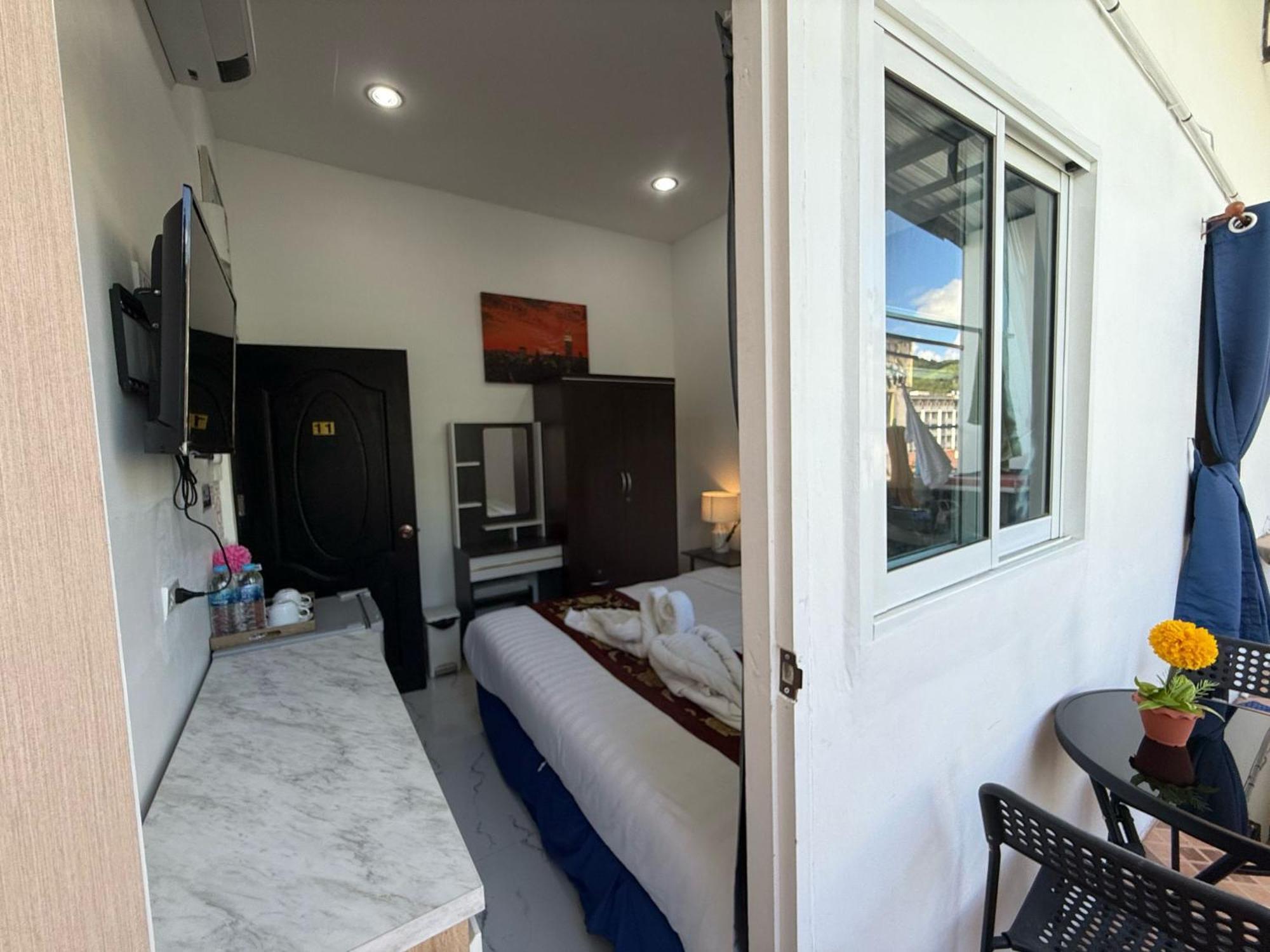 Heaven House Restro & Bar Hotel Patong Bagian luar foto